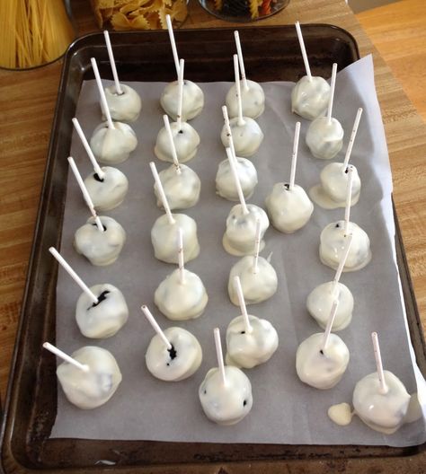 Oreo Balls On A Stick, Truffle Pops, Oreo Truffle, Oreo Balls, Cake Pop Sticks, Cake Pop Recipe, Oreo Truffles, On A Stick, Cake Pop