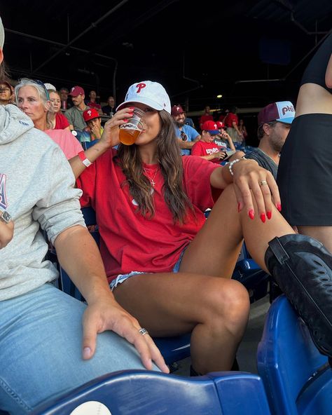 just me watching my brother live out his childhood dream of playing in the majors :’) @_westonwilson hit a home run his very first at bat… | Instagram Celebrity Sports Game Outfit, Chilly Baseball Game Outfit, Baseball Outfit Aesthetic, Baseball Game Photo Ideas, Baseball Game Outfit Women Summer, Boston Outfits Summer, Sports Game Outfit, Baseball Fits, Wag Aesthetic