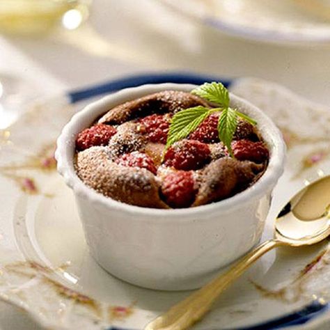 Chocolate-Raspberry Souffle Raspberry Dessert Recipes, Raspberry Recipes Dessert, Valentine Dessert, Raspberry Dessert, Easy Truffles, Valentines Recipes Desserts, Raspberry Desserts, Valentine Treat, Decadent Chocolate Desserts