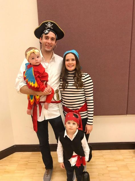 Family Pirate Costumes Ideas, Easy Group Costume Ideas, Family Costume Ideas, Group Costume Ideas, Themed Halloween Costumes, Pirate Halloween Costumes, Pirate Halloween, Pirate Day, Emperors New Groove