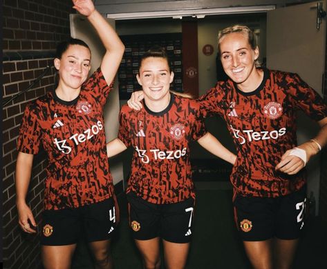 Man Utd Womens Team, Man Utd Women, Man United Women Team, Manchester United Women, Soccer Girlfriend, Team Photoshoot, Soccer Women, Art Football, Career Vision Board