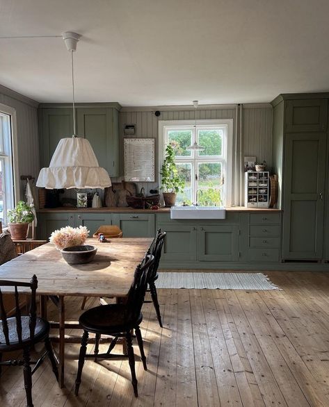 Dela Av Rum, Swedish Country House, Swedish Farmhouse, Swedish Kitchen, My Scandinavian Home, Swedish Cottage, Swedish House, Green Cabinets, Green Kitchen