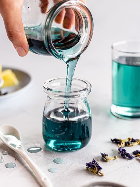 Simple Sugar Syrup, Edible Flowers Recipes, Simple Syrup Recipes, Butterfly Pea Flower, Fancy Drinks, Butterfly Pea, Pea Flower, Syrup Recipe, Flower Food