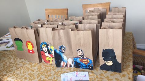 Superhero Party Bags, Festa Power Rangers, Party Bags Kids, Marvel Party, Superman Birthday, Batman Birthday Party, Avenger Birthday Party, Avengers Party, Batman Birthday