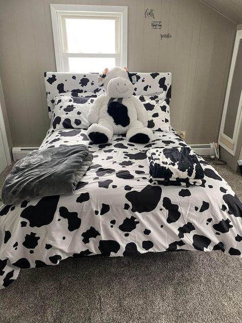 Cow Print Room Ideas, Cow Print Bedding, Cow Room, Western Bedroom Decor, Western Rooms, Western Bedroom, Classy Bedroom, Bedroom Decor For Couples, Cow Decor