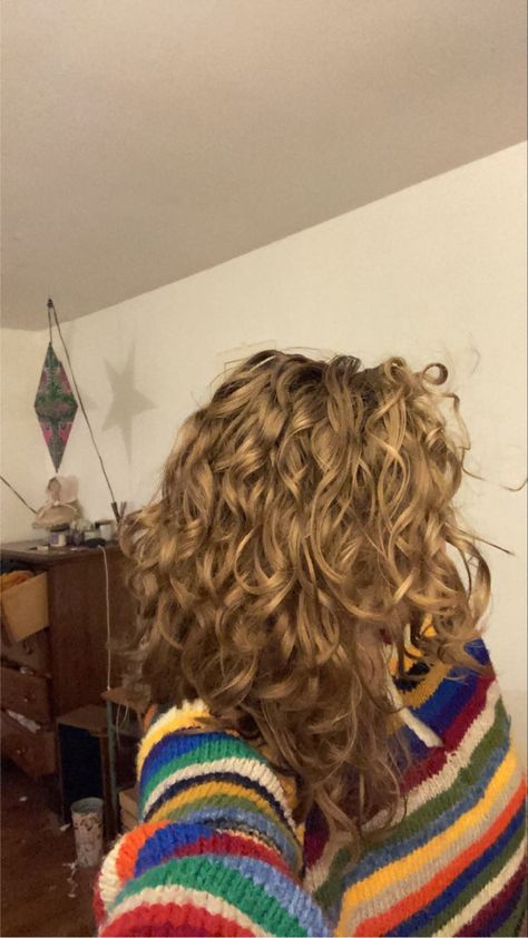 Light Brown Curly Hair Natural, Golden Brown Curly Hair, Dark Blonde Curly Hair, Butterscotch Curly Hair, Light Brown Curly Hair Aesthetic, Amber Brown Curly Hair, Curly Blonde Hair Aesthetic Faceless, Golden Hair Color, Dark Golden Blonde