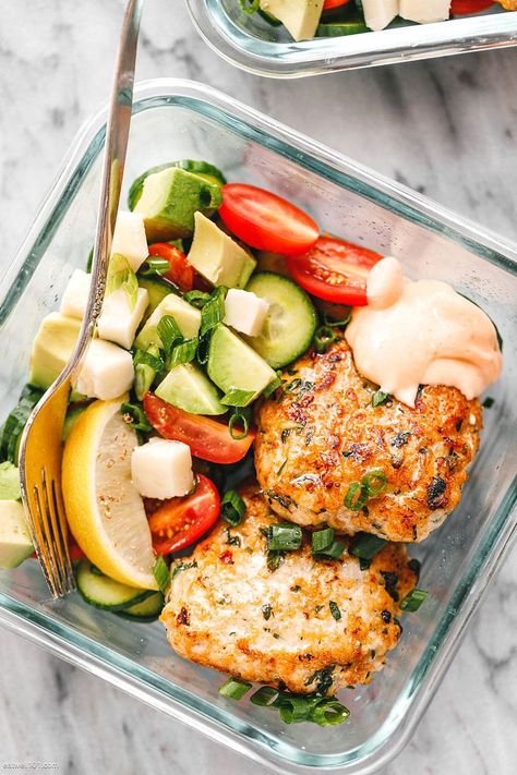 Meal Prep Garlic Herbs Chicken Patties - #chicken #mealprep #eatwell101 - These garlic herbs chicken patties are so easy to put together and make the perfect protein addition to your meal prep lunch! - #recipe by #eatwell101 Garlic Herb Chicken, Meal Prep Lunch, Prep Lunch, Salad Meal Prep, Chicken Patties, Chicken Meal Prep, Veggie Salad, Prepped Lunches, Healthy Veggies