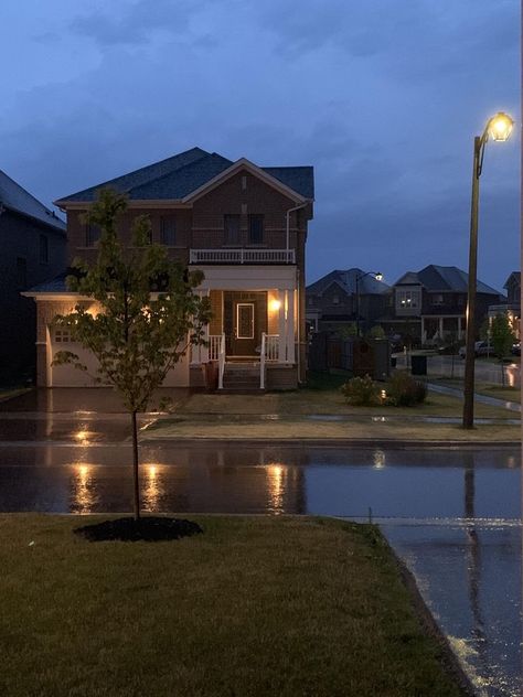 American House, Rainy Night, Cozy Place, Night Aesthetic, City Aesthetic, Pretty House, American Dream, Nature Aesthetic, Pretty Places