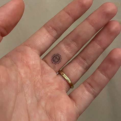 tiny fine line tatto of a minimalisticly inked sun with face on the inside of a finger Finger Tattoo Minimalist, Fineline Tattoo Ideas, Finger Tattoo Ideas, Fineline Tattoo, Handpoke Tattoo, Muster Tattoos, Tattoo Minimalist, Petite Tattoos, Small Hand Tattoos