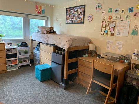 Ithaca College Dorm, Triple Dorm Room Layout, Dorm Triple, Triple Dorm Room Ideas, Lights Dorm Room, Vintage Dorm Room, Doorm Room Ideas, Posters Dorm Room, Triple Dorm