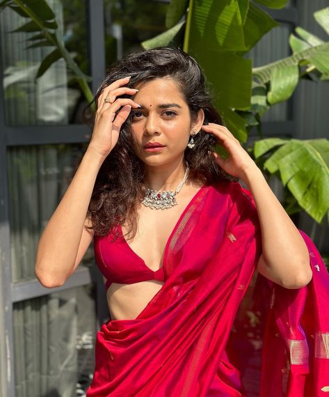 Mithila Palkar Saree, Saree Pose, Blouse Images, Marathi Actress, Mithila Palkar, Traditional Blouse Designs, Celebrity Casual Outfits, Fashionable Saree Blouse Designs, Hidden Rooms