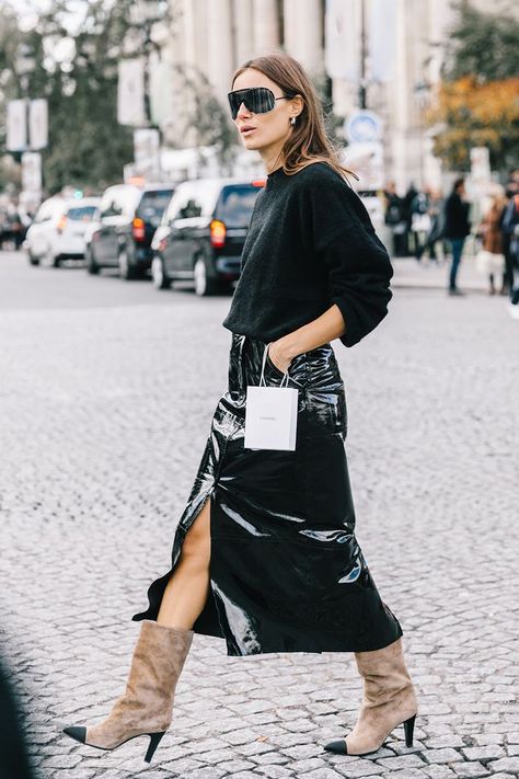 Vi Collage, Black Pencil Skirt Outfit, Modern Athleisure, What To Wear To An Interview, Black Work Outfit, Giorgia Tordini, Walking Down The Street, Edgy Accessories, Best Casual Outfits