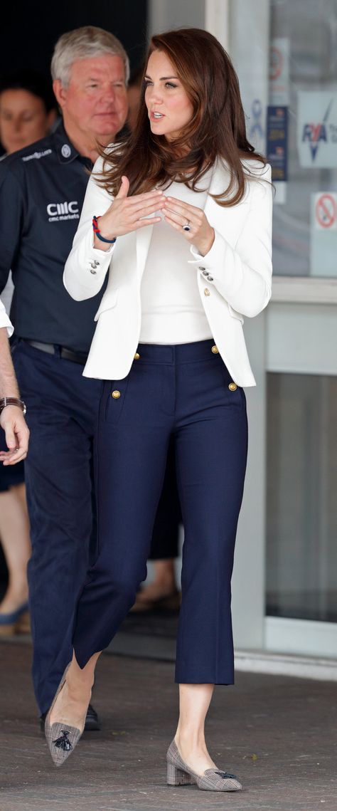 Dress Like An Executive Without Heels, Kate Middleton 2023 Style, Semiformal Outfit Mujer, Outfit Semiformal Mujer, Kitten Block Heels, Outfit Semiformal, Worst Outfits, White Jacket Outfit, Sailor Trousers