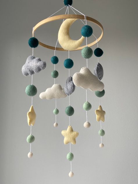 Mobile Baby Diy, Diy Baby Mobile Boy, Baby Mobile Ideas, Crib Mobile Boy, Felt Cloud, Baby 2024, Crib Decoration, Felt Baby Mobile, Pom Pom Mobile