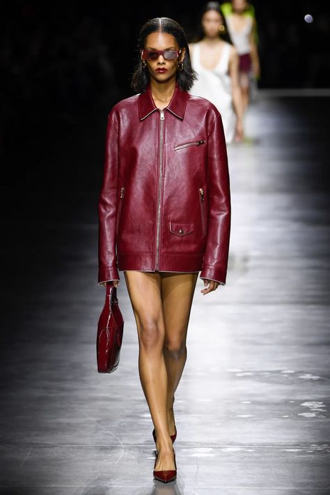 Gucci RTW Spring 2024 [PHOTOS] – WWD Gucci Ss24, Gucci 2024, Winter 2024 Fashion Trends, Color Presentation, Winter 2024 Fashion, Stile Kylie Jenner, Red Runway, Gucci Runway, Burgundy Outfit