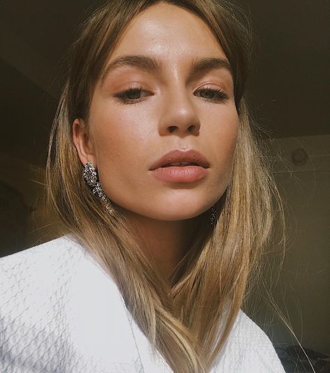 sleepy nude makeup by my mittens @jenbudner aka the best in the 🌍 Emma Louise Connolly, Emma Lou, Honest Beauty, Gorgeous Skin, Nude Makeup, Wedding Hair And Makeup, Bridal Makeup, Wedding Makeup, Hair Inspo