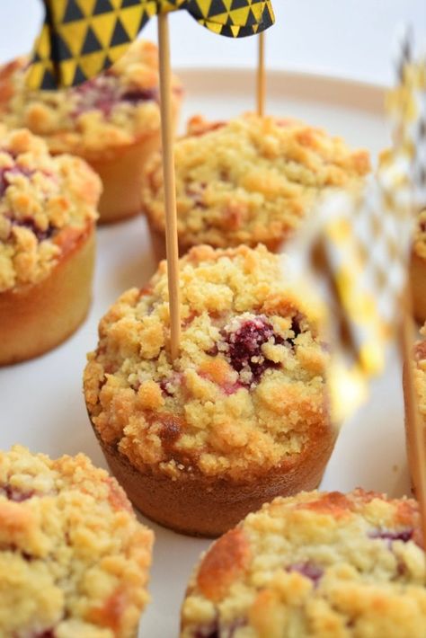 Muffins crumble aux framboises - muffins crousti moelleux Muffin Crumble, Desserts With Biscuits, Cake Factory, Bread Recipes Sweet, Healthy Muffins, Mini Muffins, Cupcake Muffins, Happy Meal, Fruit Desserts