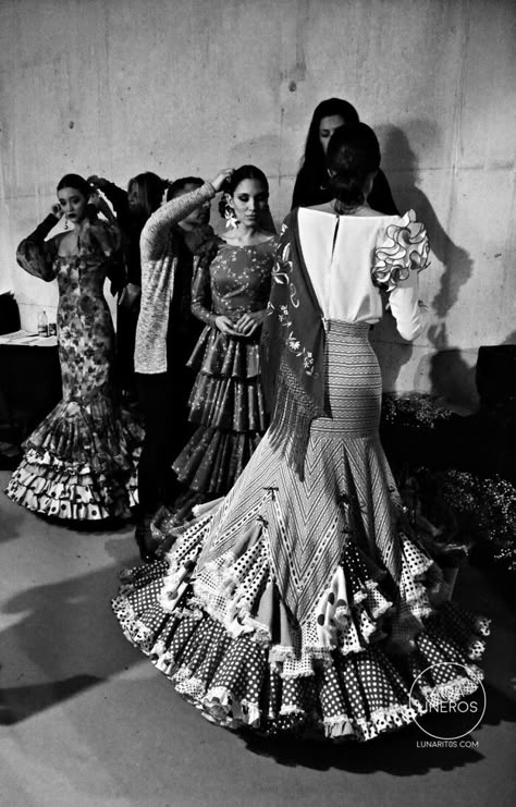 Spain Dance Aesthetic, Spanish Culture Aesthetic, Flamenco Aesthetic, Spanish Gothic, Spain Culture, Spanish Dress, Spanish Woman, Flamenco Dancing, Mexican Fashion