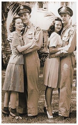 History Movies, Greatest Generation, Fashion 1940s, 1940's Fashion, Vintage Couples, Four People, The 40s, 40s Fashion, Vintage Life