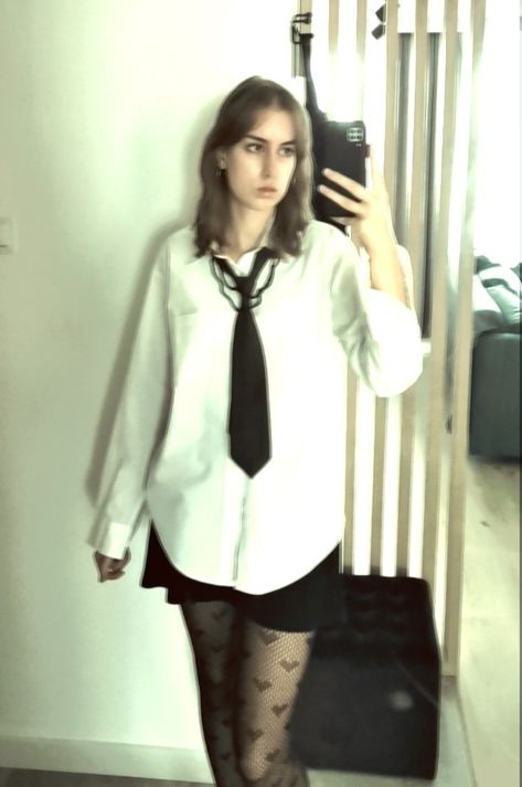 White Button Up Grunge Outfit, Shirt And Tie Outfit Aesthetic, Black And White Collared Shirt Outfit, White Shirt Grunge Outfit, White Shirt And Tie Aesthetic, Shirt With Collar Underneath, Women Shirt And Tie, Shirt And Tie Women Aesthetic, Button Up And Tie Woman