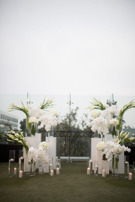 White Wedding Arches, Modern Beach Wedding Decor, Modern Wedding Ceremony Decor, Cowl Back Wedding Dress, Wedding Pillars, White Wedding Arch, Modern Wedding Ceremony, Floral Arch Wedding, Tulip Wedding