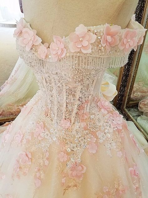 Sweet 16 Dresses Pink, Debutante Ball Gown, Mexican Quinceanera Dresses, Debutante Ball, Dress Train, Pretty Quinceanera Dresses, Floral Prom Dresses, Dresses Ball Gown, Princess Ball Gowns