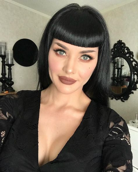 Bangs Goth Hair, Bettie Bangs Short Hair, Bettie Bangs Hairstyles, Bangs Goth, Bettie Bangs, Retro Makeup Looks, Black Hair Pale Skin, Betty Bangs, Heather Rae