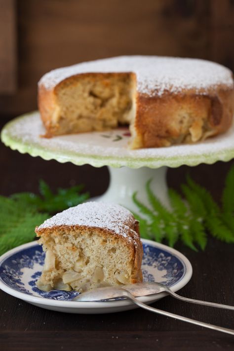 Russian Monday: Sharlotka – Apple Cake – Cooking Melangery Russian Apple Cake Recipe, Apple Olive Oil Cake, Russian Apple Cake, Russian Sweets, Russian Foods, Mountain Cake, Russian Desserts, Russian Cakes, Apple Cake Recipe