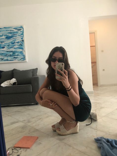 Mirror Selfie Squat Pose, Instagram Poses Pictures, Squatting Pose, Unique Mirrors, Mirror Pic, Instagram Pose, Insta Inspo, Cute Poses For Pictures, Cute Poses