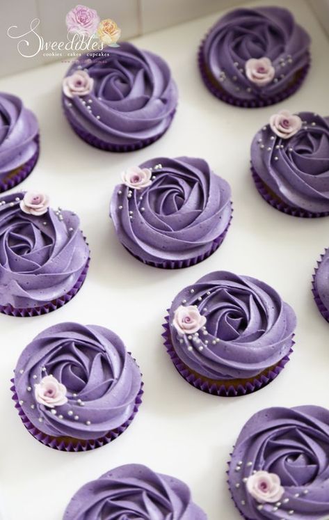 Purple Icing Cupcakes, Cupcakes Lila, Purple Cupcakes Ideas, Violet Cupcakes, Deco Cupcake, Violet Cakes, Elegant Cupcakes, Cupcakes Fondant, Purple Cupcakes