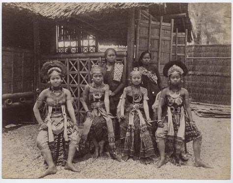 Africans Human Zoo- At the Parisian World Fair, this was a part of the 1931 exhibit that was so successful that it drew 34 million people that year. Human Zoo, Human Pictures, African People, African Diaspora, African History, 10 Picture, African American History, History Facts, World History