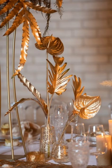 Gold Extravagance ~ WedLuxe Magazine Gold Leaf Centerpiece, Great Gatsby Party Decor, Black And Gold Table Centerpieces, Gold Event Decor, Gold Floral Arrangements, Gatsby Decorations, Gatsby Decor, Wedding Decor Trends, Gold Centerpiece