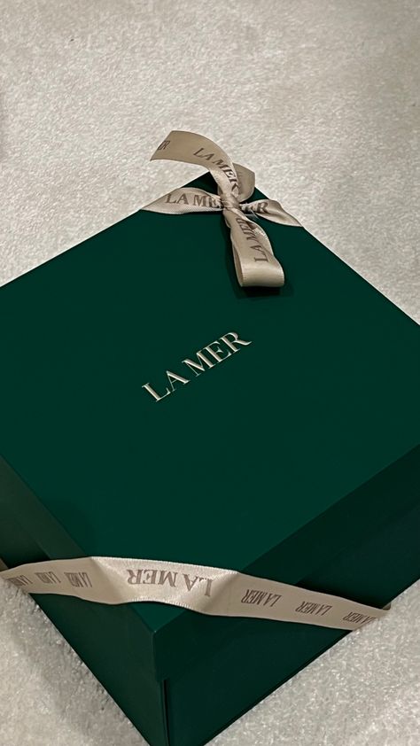 Premium Jewelry Packaging, Box Color, Luxury Perfume Packaging, Pantone Green, Luxury Box Packaging, Instagram Design Layout, Jewelry Packaging Box, Perfume Box, Fashion Packaging