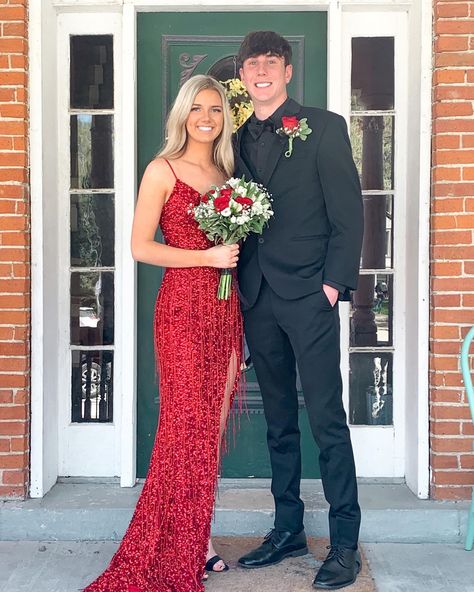 Red Prom Dress Couple, Red Prom Couple Outfit, Red Prom Couple, Homecoming Couples Outfits, Prom Couple Pictures, Prom Couples Outfits, Red Prom Suit, Hoco Flowers, Sparkly Red Dress