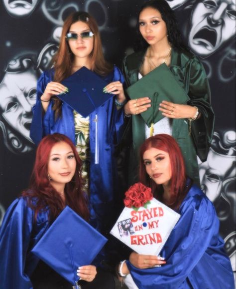 Graduation Outfit Ideas Mexican, Chicana Prom, Y2k Graduation, Mexican Graduation Photoshoot, Chicana Graduation Pictures, Chicana Graduation Cap, Graduation Pictures Mexican, Mexican Graduation Pictures, 90s Graduation Pictures