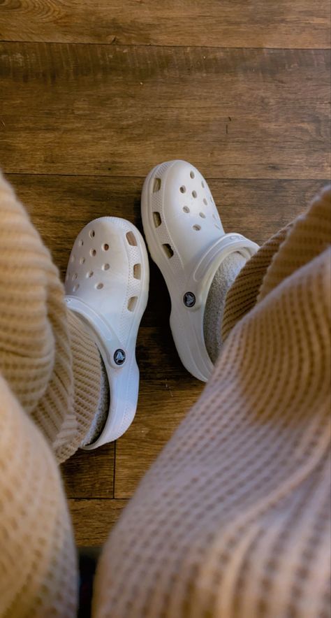 Crocs Summer Outfits, Crocs Summer, Aesthetic Crocs, Crocs Custom, Crocs Footwear, Crocs Aesthetic, Bff Quizes, Crocs Outfit, White Crocs