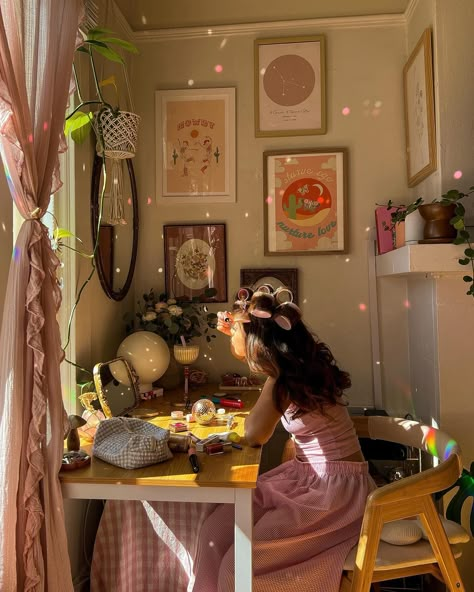 i’m just a girl 🎀💋✨💐 Aesthetic Life Photos, Cute Girl Apartment, I Am Just A Girl Aesthetic, Room Ideas Bedroom Cozy, Just A Girl Aesthetic, Cool Girl Bedroom Nyc, Arrietty's Room, Arrietty Bedroom Aesthetic, Divine Feminine Mirror