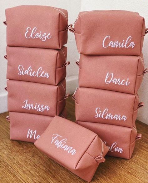 Damas Gift Ideas, Dama Gifts Cute Ideas, Gifts For Damas, Bridesmaid Proposal Cricut, Bridesmaids Boxes Ideas, Dama Gifts, Be My Bridesmaid Ideas Boxes, Bridesmaid Cricut, Bridesmaid Proposal Diy