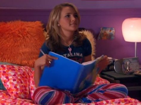 Zoey 101 (2005) Zoey 101 Aesthetic, Zoey 101 Outfits, Sean Flynn, Lynn Spears, Zoey 101, Sitting Cross Legged, Jamie Lynn Spears, 2000s Girl, 2000s Outfit