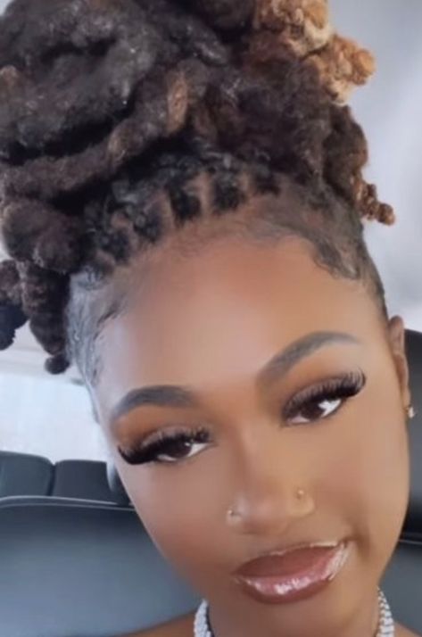 Two Sided Nose Piercing, Nose Piercing Stud Both Sides, Two Nose Piercings, Double Nose Piercing, Nose Piercing Ring, Cute Nose Piercings, Nose Piercing Stud, Cool Ear Piercings, Box Braids Hairstyles For Black Women