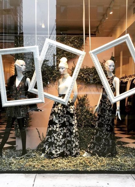 Showroom Window Display, Winter Visual Merchandising, Commercial Window Design, Boutique Window Display Ideas, Fall Boutique Window Display, Fall Retail Window Displays, Window Display Design Fashion, Product Display Design Creative, Window Display Design Creative