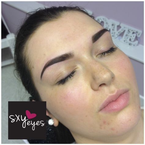 Eyebrows For Round Face, Soft Angled Eyebrows, Soft Arch Eyebrows, Arch Eyebrows, Eyebrow For Round Face, Eyebrow Inspiration, Eyebrow Goals, Bumps Under Eyes, Make Up Organizing