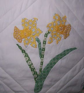 RETRO-Fabulous Blog: Applique Daffodils & Fun Mail Daffodil Quilt Block, Tulip Applique Pattern, Hand Embroidered Daffodils, Daffodil Quilt, Daffodil Applique, Daffodil Pattern, Stitch Pics, Tulip Applique Quilt, Brooch Ideas