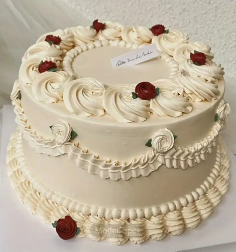 Old Fashion Cake Decorating, Round Cakes Ideas, Birthday Cake Aesthetic Vintage, Vintage Cake Ideas, Simple Wedding Cakes, Bolo Vintage, Vintage Birthday Cakes, Fashion Cake, Cute Birthday Ideas