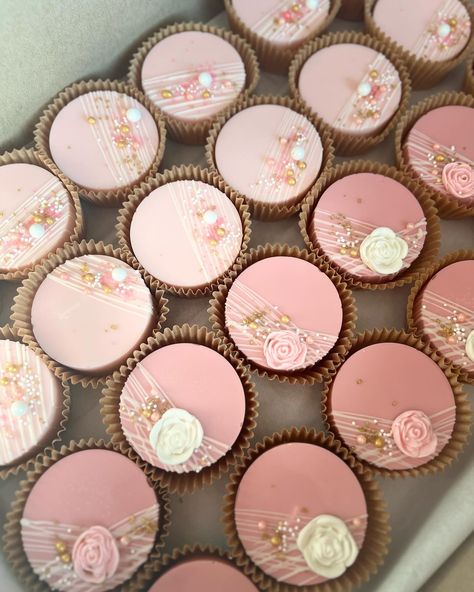 Cakepops, cakecicles and some Oreos. #chocolatedippedtreats #oreosdippedinchocolate #cakepops #cakecicles #edibleart #postres #angiesweetcreations Dusty Pink Cake Pops, Dusty Pink Cake, Cake Pucks, Pink Cake Pops, Chocolate Dipped Treats, Gold Dessert, Pink Cake, April 16, Edible Art