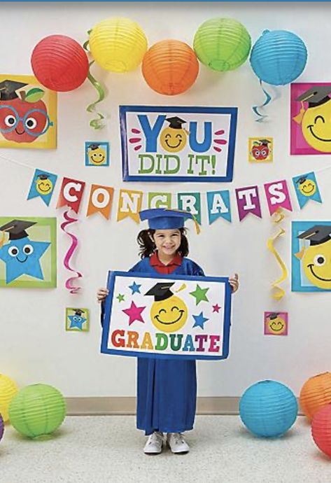 Preschool Graduation Decorations, Nursery School Activities, School Wall Decoration, Graduation Certificate Template, Graduation Photo Booth, Graduation Crafts, English Activities For Kids, Kindergarten Learning Activities, Preschool Graduation