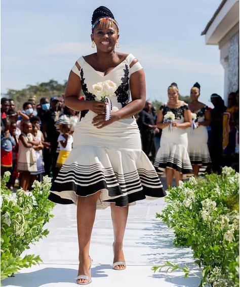 Styles For Bridesmaids, Xhosa Traditional Dresses, Marriage Outfit, Wedding Dresses Traditional, Africa Traditional, Xhosa Attire, South African Traditional Dresses, African Traditional Wear, Cultural Fashion