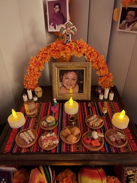 Small Ofrenda Table Ideas, Mexican Altar Ideas, Ofrenda Ideas Diy Small House, Small Day Of The Dead Altar, Ofrenda Ideas Diy, How To Make An Ofrenda, Simple Ofrenda Ideas, Diy Altar De Muertos Ideas, Small Ofrenda Ideas