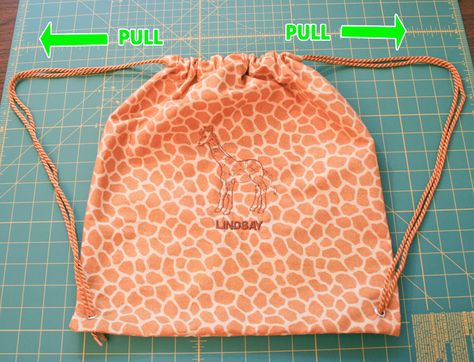 How to make a drawstring backpack Drawstring Backpack Tutorial, Drawstring Backpack Pattern, Drawstring Bag Tutorials, Backpack Sewing, Backpack Tutorial, Cinch Bag, Diy Backpack, Backpack Pattern, Sewing Purses