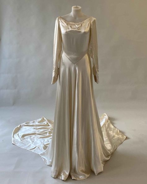 Sustainable Vintage Wedding Dresses Sleek Silk Wedding Dress, 1940 Wedding Dress, Liquid Satin Wedding Dress, Vintage Satin Wedding Dress, 40s Wedding Dress, 40s Wedding Dresses, Low Back Wedding Gowns, Vintage Wedding Gowns, Off Shoulder Wedding Gown